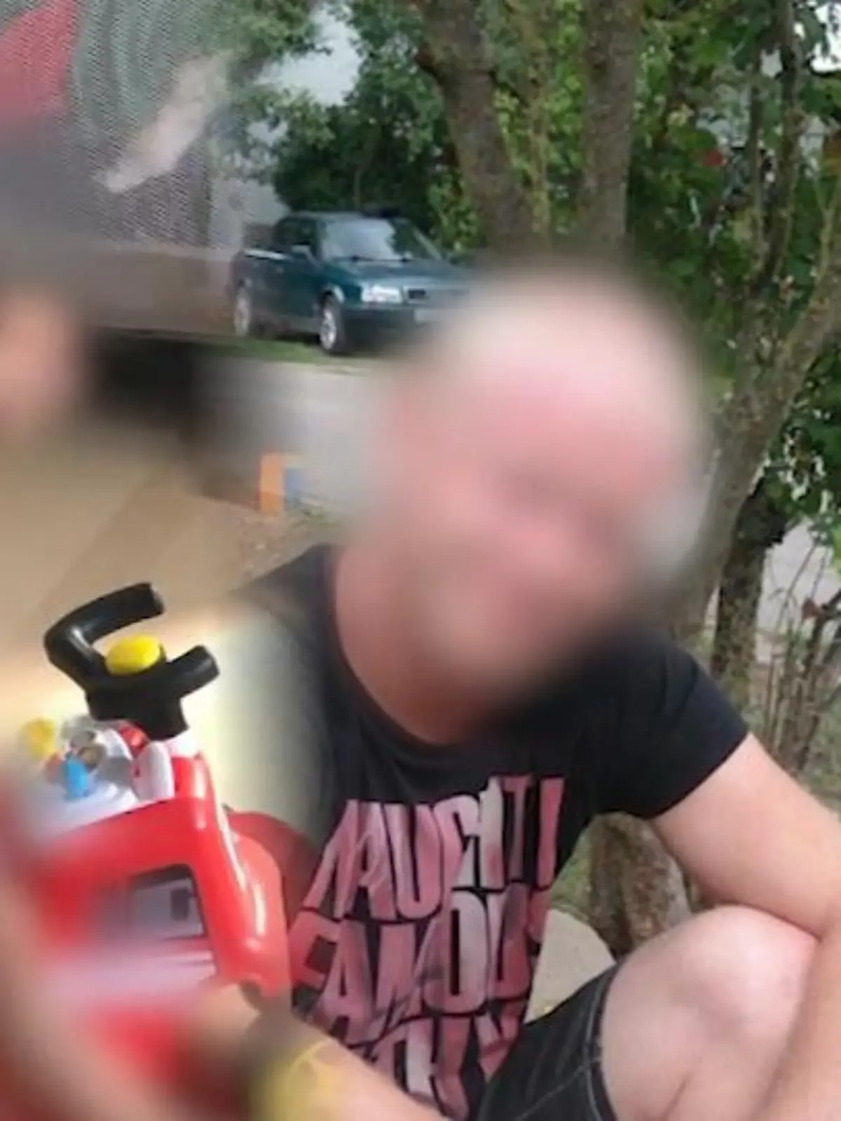 Ist es möglich, dass eine Mutter nichts merkt, wenn ihr Sohn zu Tode misshandelt wird? Fünffach-Mutter Diana aus Bopfingen (Baden-Württemberg) behauptet, von den Qualen ihres Sohnes Nick nichts mitbekommen zu haben. Ihr Freund Manfred B. soll den Einjährigen totgeprügelt haben und steht nun wegen Mordes vor dem Landgericht Ellwangen. Auch Diana muss sich bald wegen unterlassener Hilfeleistung verantworten.