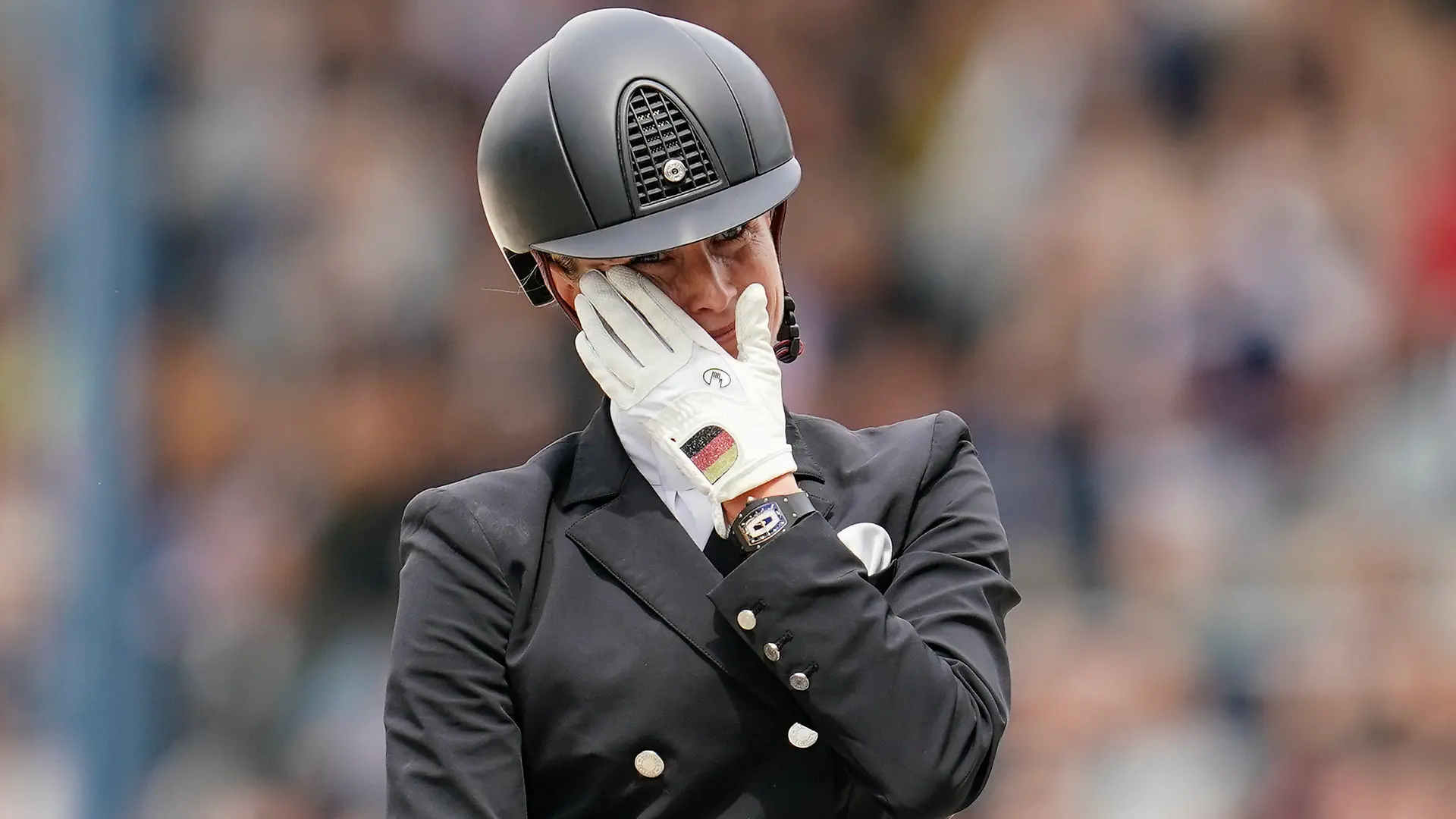02.07.2023, Nordrhein-Westfalen, Aachen: Pferdesport, Dressur, CHIO, Großer Dressurpreis von Aachen: Jessica von Bredow-Werndl aus Deutschland auf dem Pferd Dalera freut sich. (zu dpa "Dressurreiterin von Bredow-Werndl siegt in CHIO-Kür") Foto: Uwe Anspach/dpa +++ dpa-Bildfunk +++