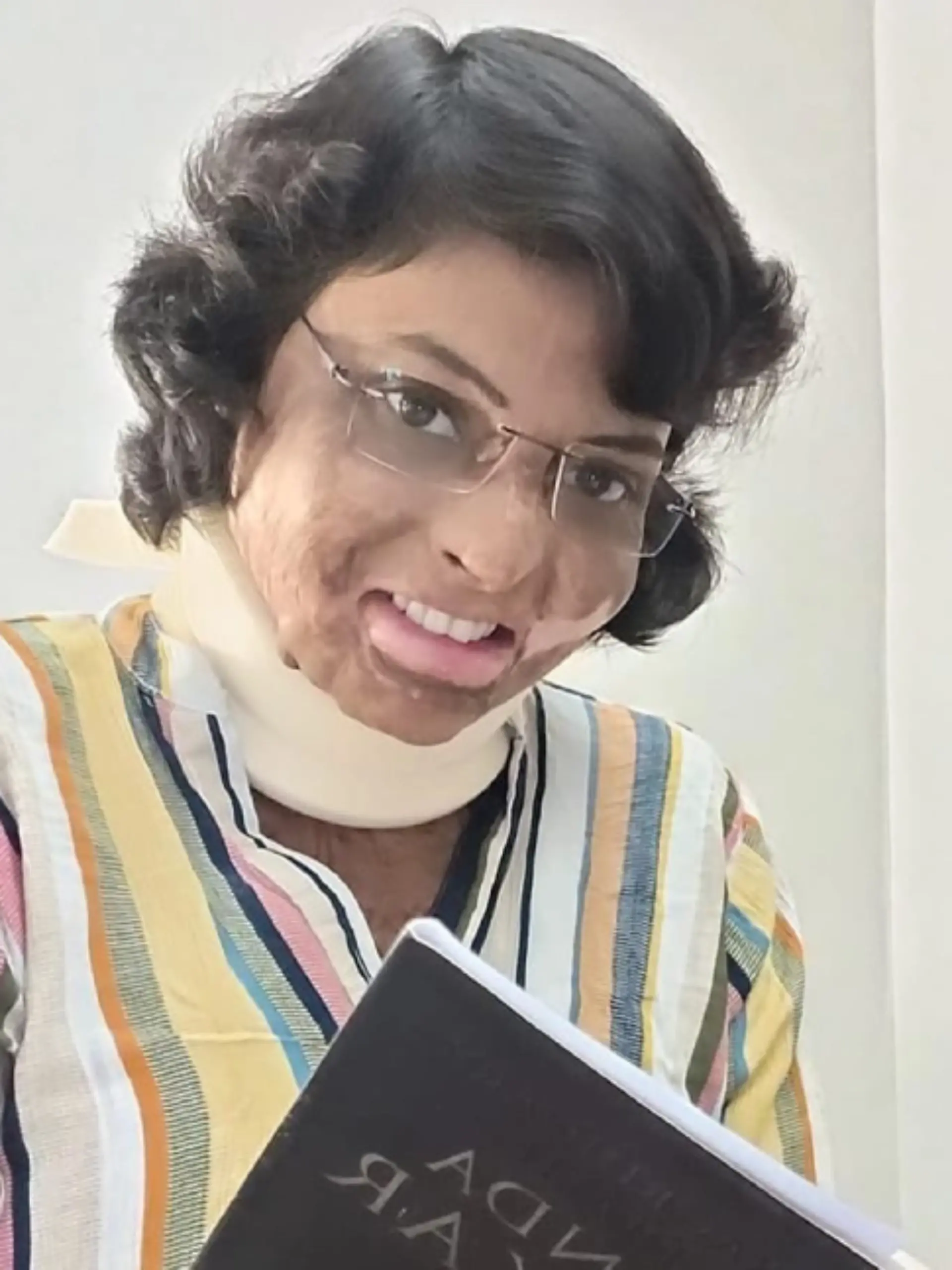 Neehaari Mandali entzündet sich selbst während ihrer Schwangerschaft, um den Misshandlungen ihres Mannes zu entkommen. Jetzt kämpft sie als Überlebende gegen das Stigma in Indien und unterstützt andere Betroffene.