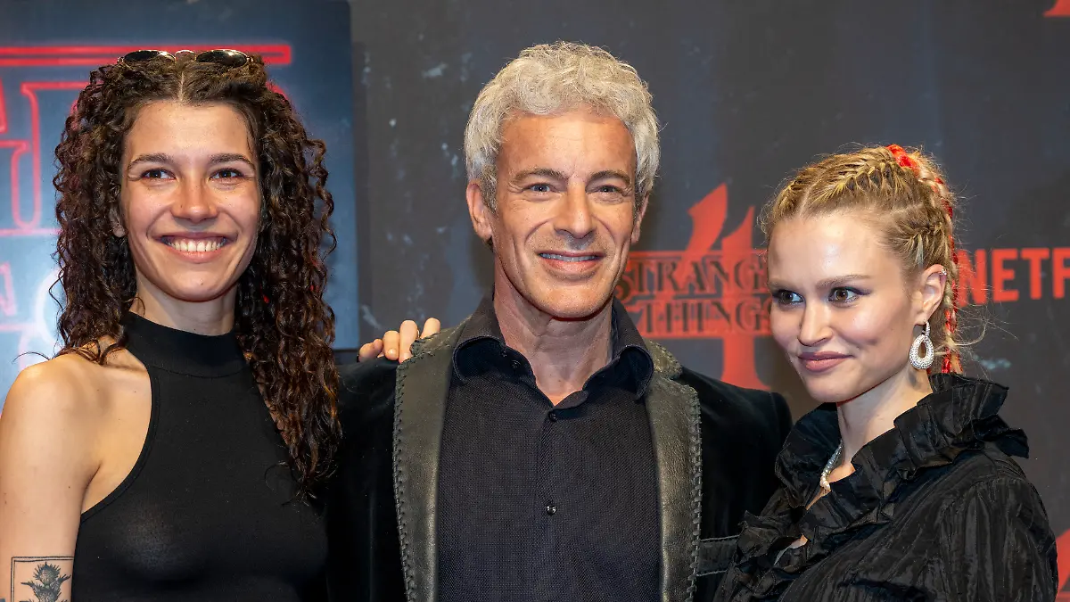 Gedeon Burkard mit seinen beiden Freundinnen Sasha Veduta (l.) und Ann-Britt Dittmar (r.)