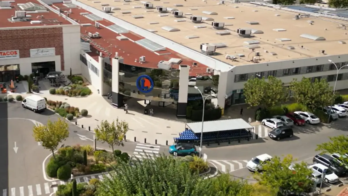 Drohnenbild eines Supermarkts.