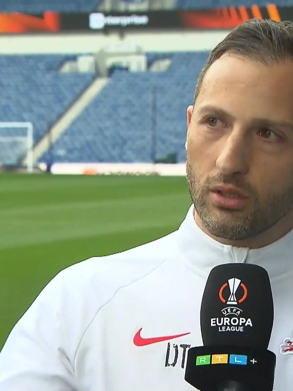 RB Leipzig erwartet beim Halbfinal-Rückspiel der Europa League in Glasgow (Donnerstag, 21 Uhr, LIVE auf RTL+) ein heißer Tanz, die Rangers-Fans werden das Ibrox Stadium zum Kochen bringen. Trainer Domenico Tedesco erzählt, wie er zu Schalker Zeiten einmal Fans aus Istanbul simulieren wollte, warum das aber alles nix bringt.
