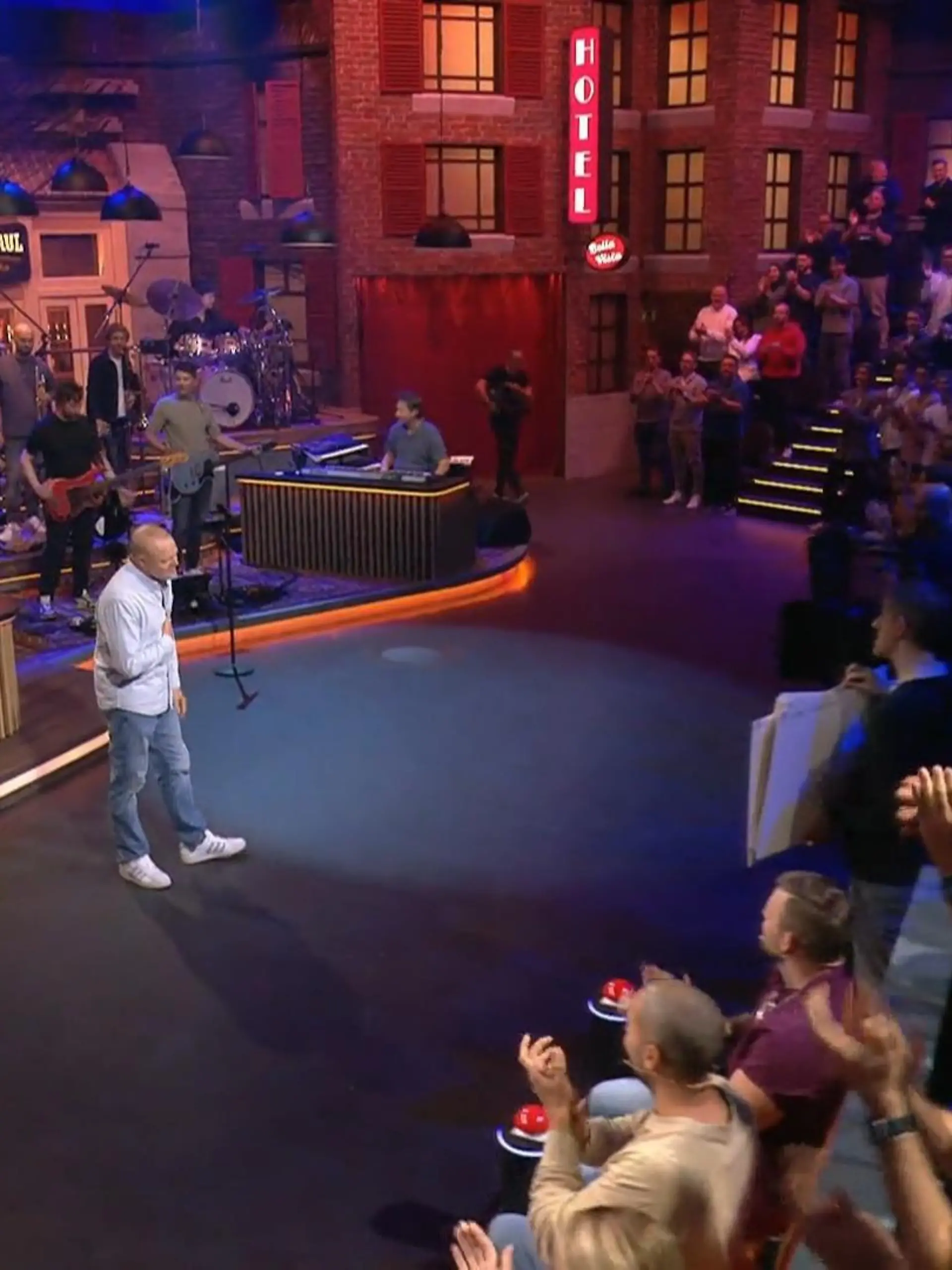 Kaum ist Stefan Raab mit seiner eigenen TV-Show zurück, flippt das Publikum auch schon aus. 