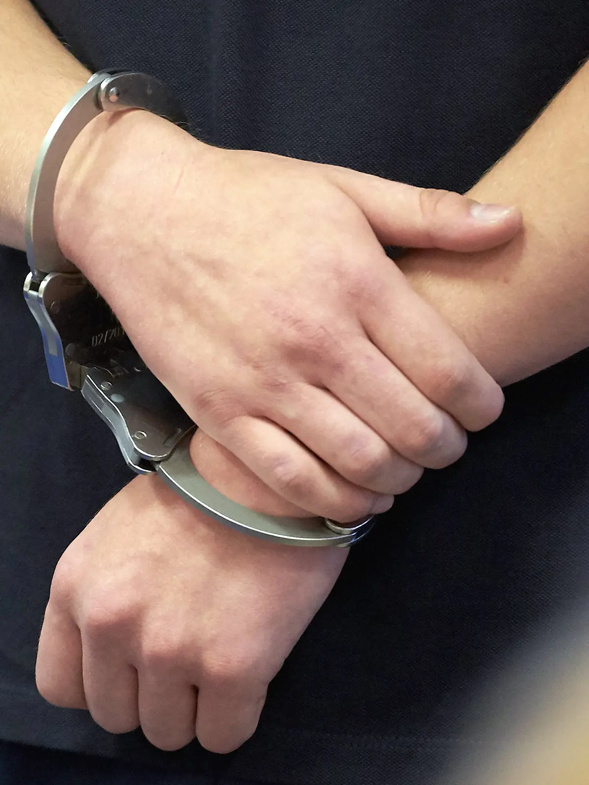 ARCHIV - 14.08.2019, Rheinland-Pfalz, Koblenz: Ein Mann trägt Handschellen in einem Gerichtssaal. Die Zahl der offenen Haftbefehle ist in Nordrhein-Westfalen seit Anfang vergangenen Jahres um fast 13 Prozent auf 27 613 gestiegen. (zu dpa: «Zahl der offenen Haftbefehle weiter gestiegen») Foto: Thomas Frey/dpa +++ dpa-Bildfunk +++