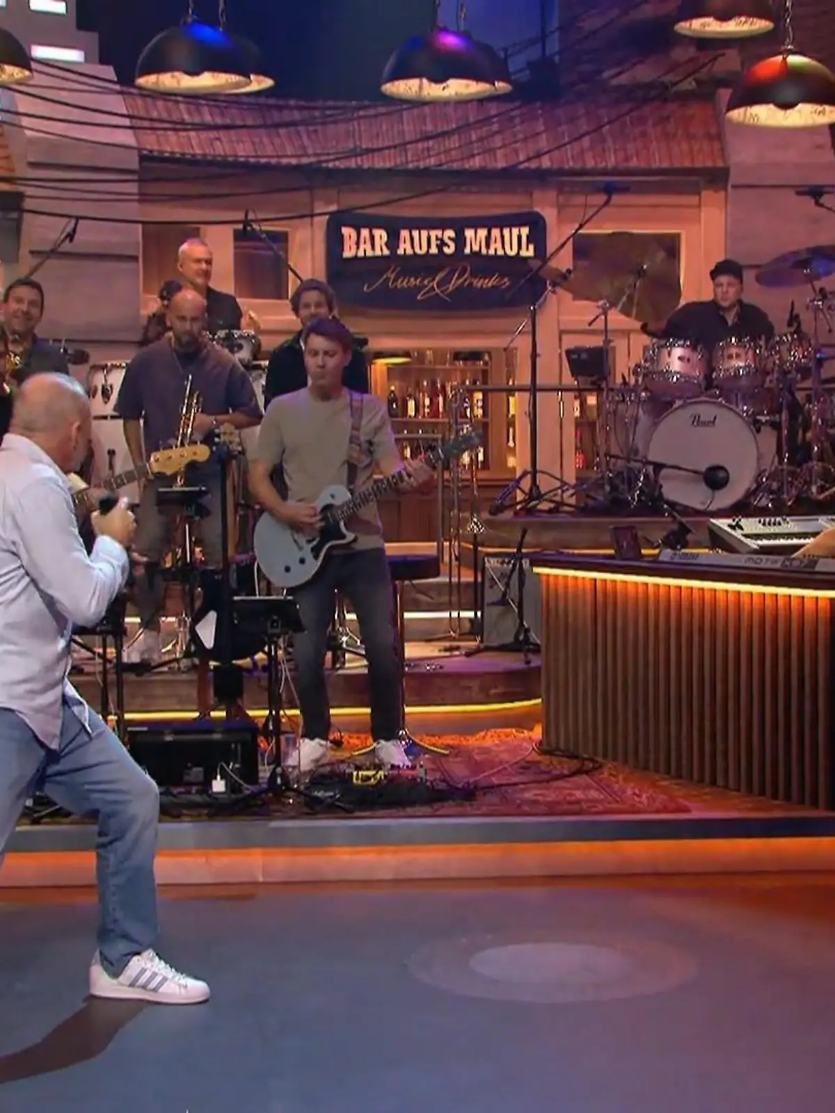Ein Bild wie in alten Zeiten. Hier rockt Stefan Raab mit den Heavytones wieder die Bühne. 