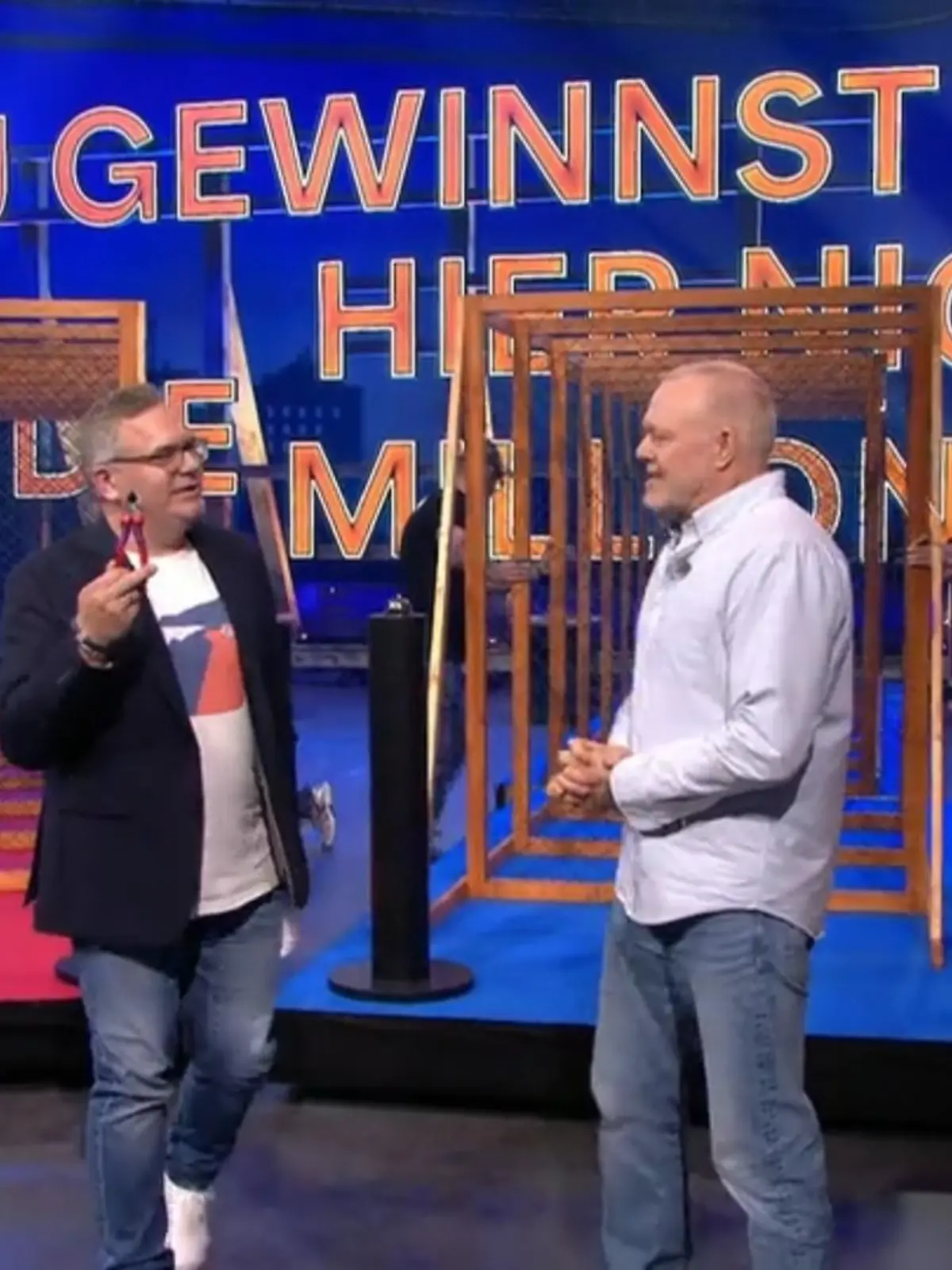 Beim ersten Spiel in seiner neuen Show begegnet Stefan Raab wieder einem Maschendrahtzaun. 