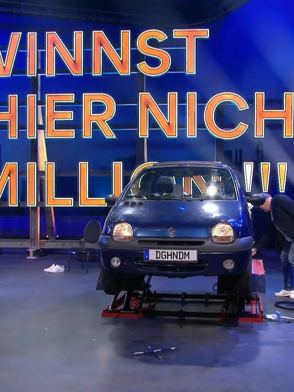Stefan Raab will nicht glauben, dass er beim Schraubenanziehen einen Fehler gemacht hat. 