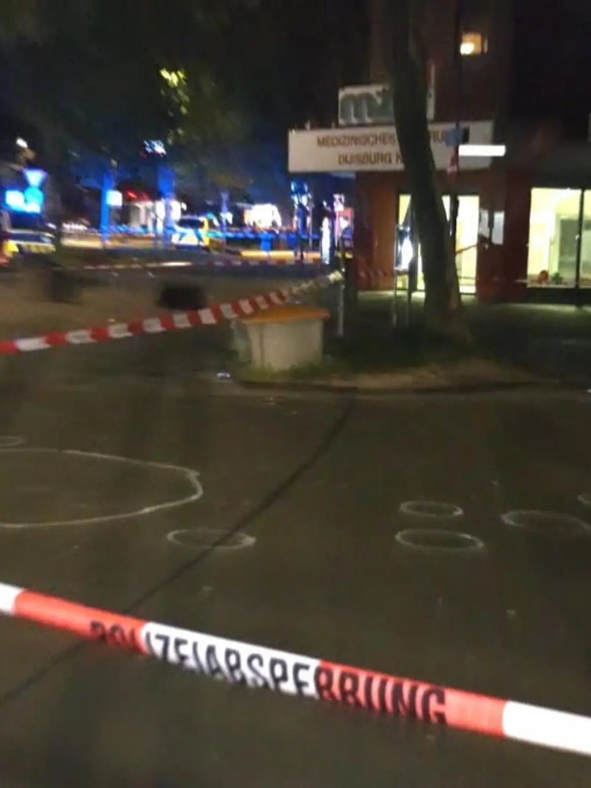 Bis zu 100 aus dem Clan- und Rockermilieu sind Mittwochabend in Duisburg aufeinander losgegangen. Dabei gab es vier Verletzte durch Schüsse.