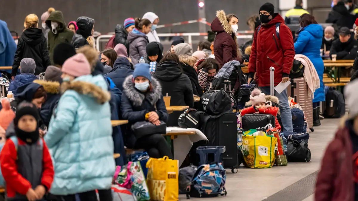 ARCHIV - 13.03.2022, Berlin: Menschen warten in der Anlaufstelle für Flüchtlinge aus der Ukraine auf dem Hauptbahnhof. (zu dpa «Hunderte Anfragen: Bisher wenig Flüchtlinge aus Ukraine an Unis») Foto: Hannibal Hanschke/dpa +++ dpa-Bildfunk +++