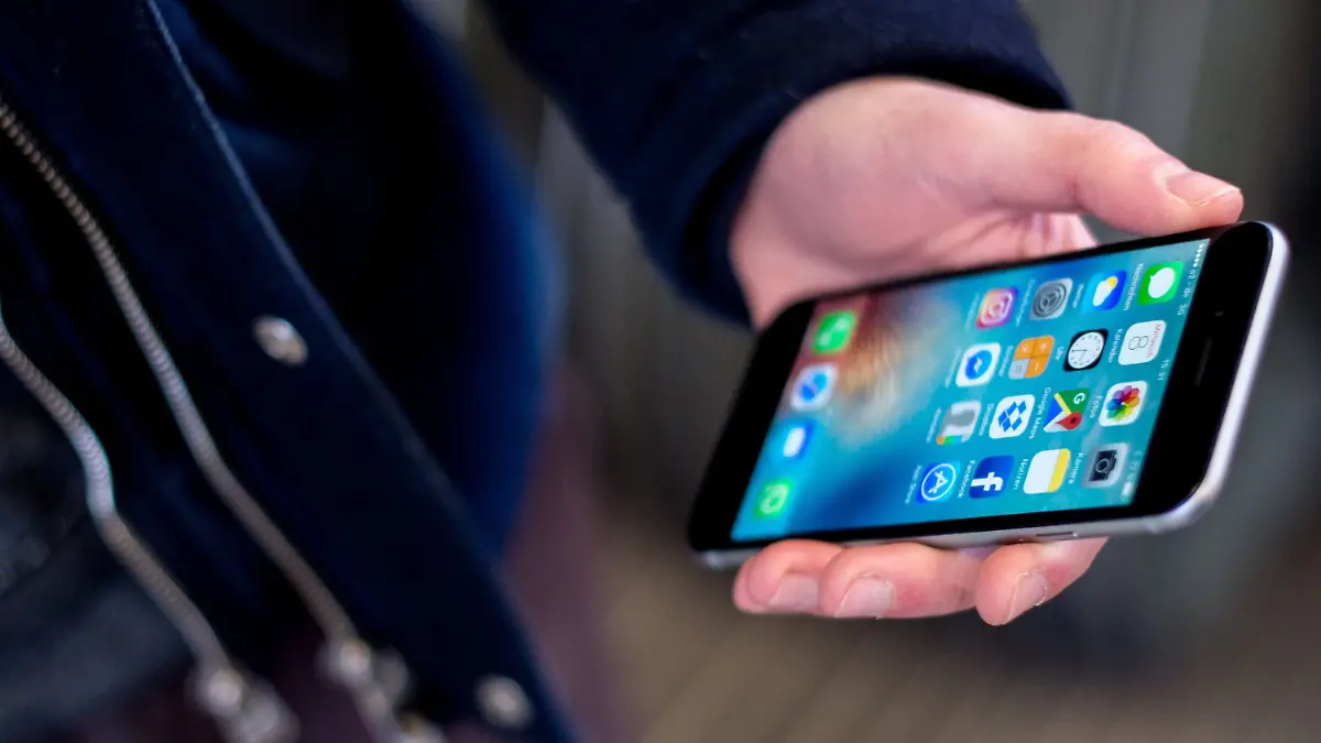 Handy am Esstisch? SIE müssen dafür blechen! 