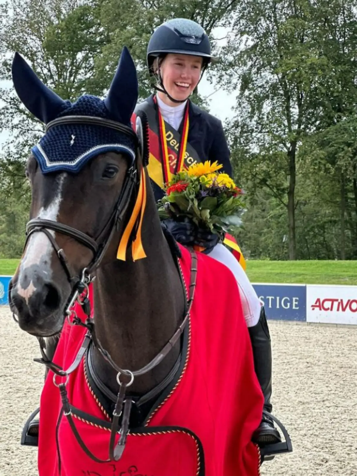 Brianne Beerbaum, Tochter von Meredtih Michaels-Beerbaum, gewinnt die Deutsche Jugendmeisterschaft