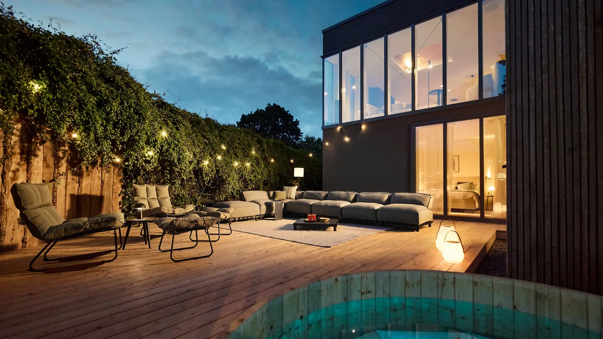 Traumhausverlosung-Aussenansicht-Hottub-Abendstimmung.jpg