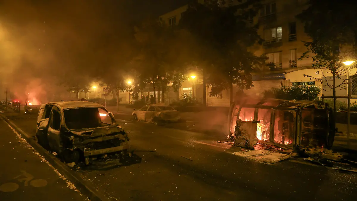 30.06.2023, Frankreich, Nanterre: Autos brennen bei Ausschreitungen im Pariser Vorort Nanterre. Zwei Tage nach dem tödlichen Schuss eines Polizisten auf einen Jugendlichen bei einer Verkehrskontrolle bei Paris ist es erneut zu Krawallen in Frankreich gekommen. Foto: Aurelien Morissard/AP +++ dpa-Bildfunk +++