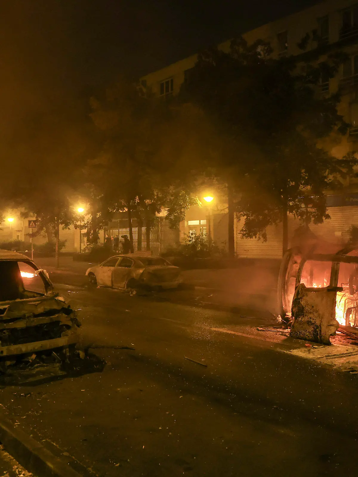 30.06.2023, Frankreich, Nanterre: Autos brennen bei Ausschreitungen im Pariser Vorort Nanterre. Zwei Tage nach dem tödlichen Schuss eines Polizisten auf einen Jugendlichen bei einer Verkehrskontrolle bei Paris ist es erneut zu Krawallen in Frankreich gekommen. Foto: Aurelien Morissard/AP +++ dpa-Bildfunk +++