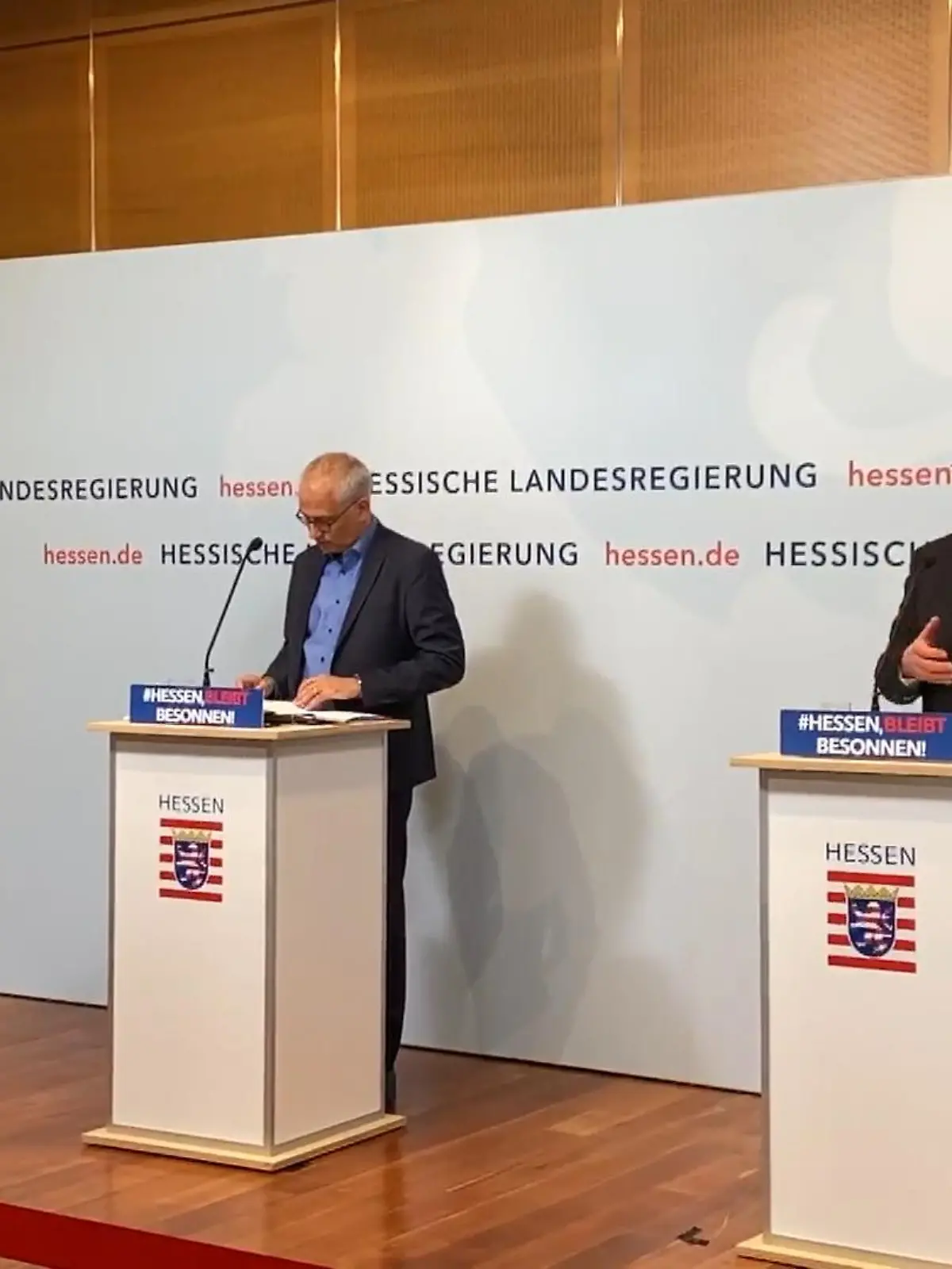 Hessen rechnet für die Aufnahme und Versorgung der Kriegsflüchtlinge aus der Ukraine mit Kosten in Millionenhöhe. Im Landeshaushalt für 2022 sei bereits vor Ausbruch des Ukraine-Krieges für ohnehin anfallende Flüchtlingskosten finanzielle Vorsorge geleistet worden, sagte Ministerpräsident Volker Bouffier (CDU) am Dienstag in Wiesbaden. Diese Mittel würden nun auch für die ukrainischen Flüchtlinge verwendet.