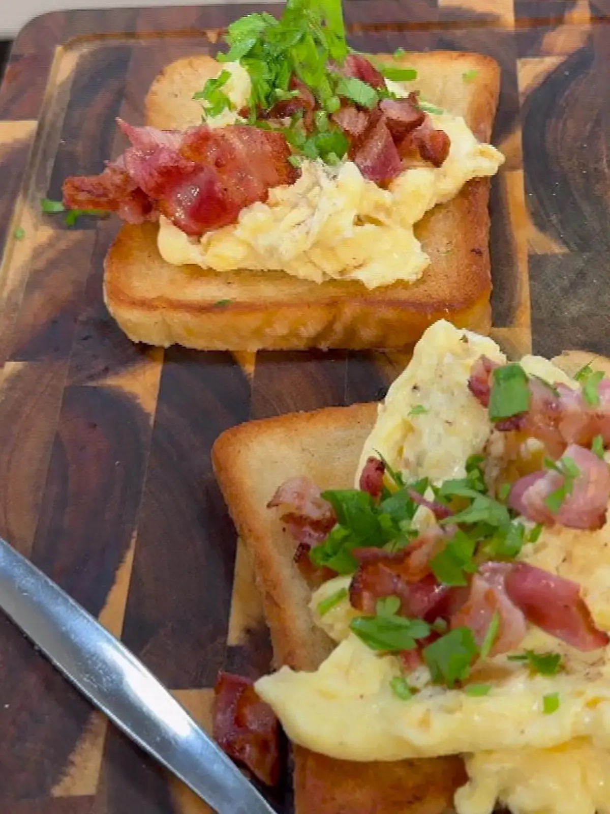 Bild zu: "Rührei trifft Bacon auf Toast! Mit Hensslers Tricks wird der Klassiker perfekt"