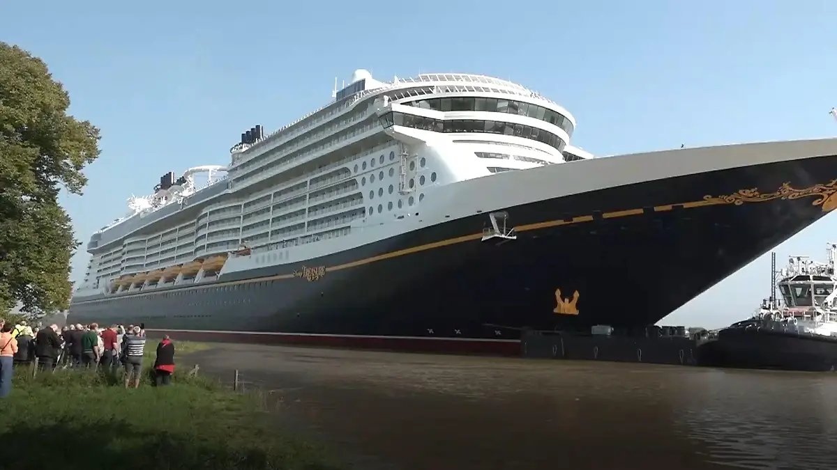 Disney's nieuwe Kreuzfahrtgigant zwängt sich durch die Ems Fluss muss aufgestaut