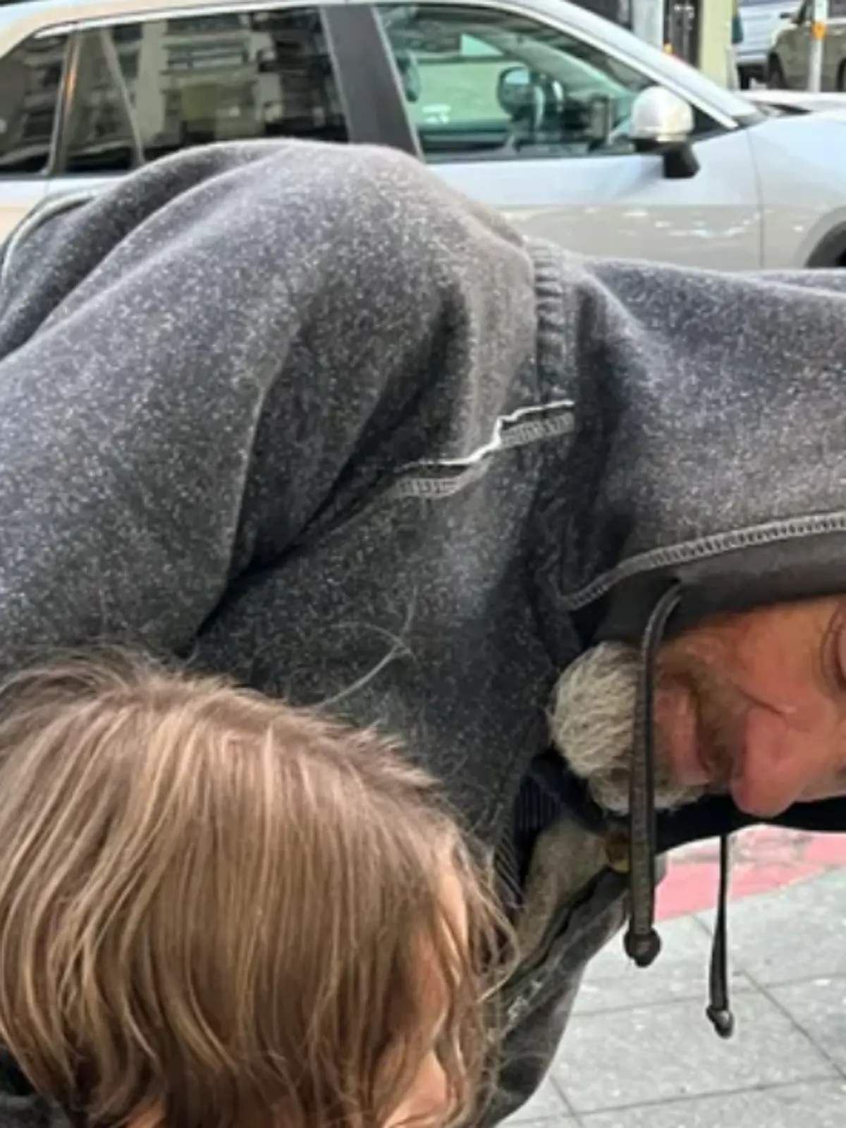 Ein Mann mit einem kleinen Kind im Arm. 