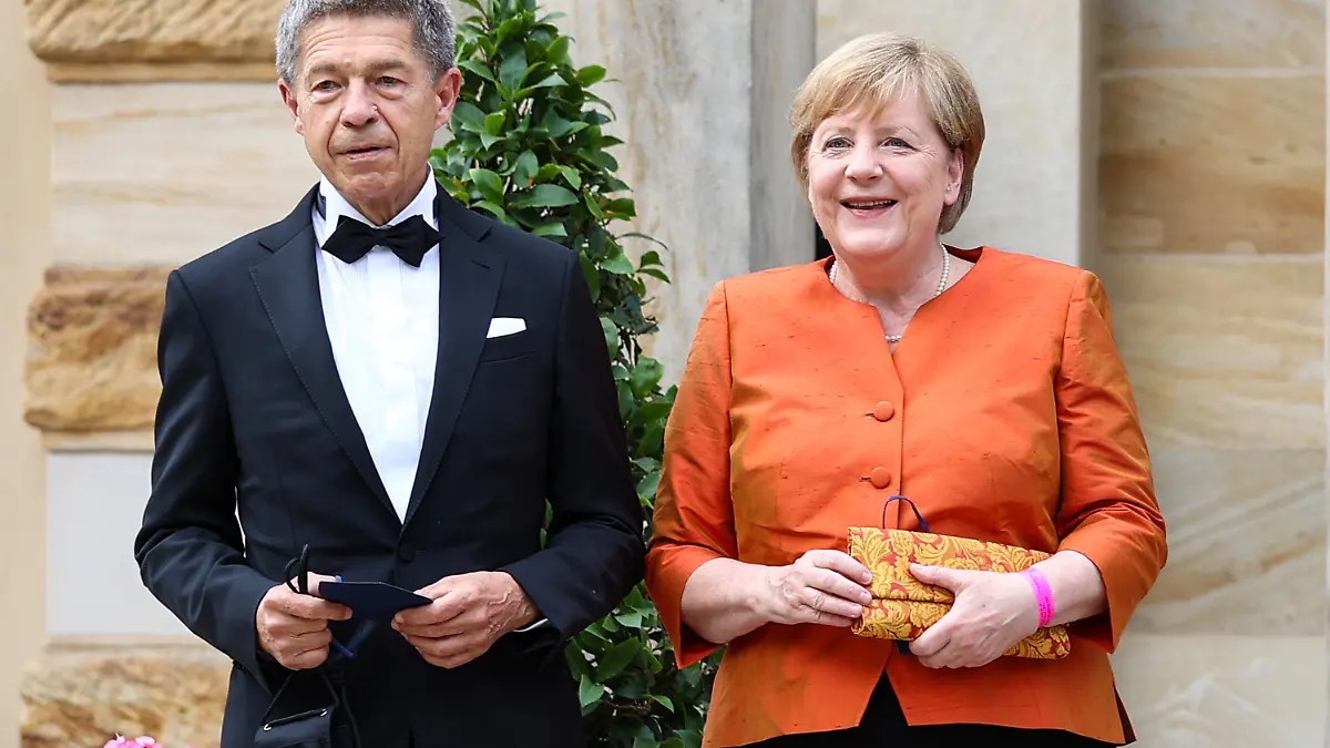 25.07.2021, Bayern, Bayreuth: Start der Richard-Wagner-Festspiele mit einer Neuinszenierung der Oper «Der fliegende Holländer». Bundeskanzlerin Angela Merkel (CDU) und ihr Mann Joachim Sauer kommen zum Festspielhaus auf dem Grünen Hügel. Foto: Daniel Karmann/dpa +++ dpa-Bildfunk +++