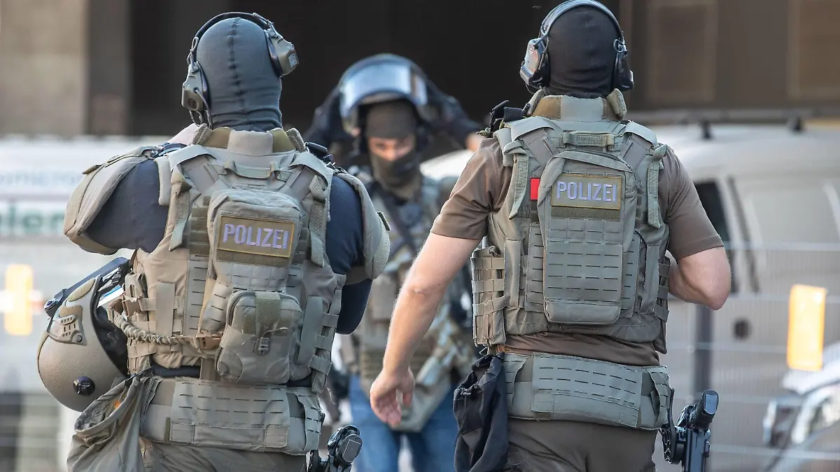 15.10.2018, Koeln , Geiselnahme in einer Apotheke am Kölner Hauptbahnhof am Breslauer Platz. *** 15 10 2018 Koeln Hostage taking in a pharmacy at Cologne main station on Breslauer Platz  