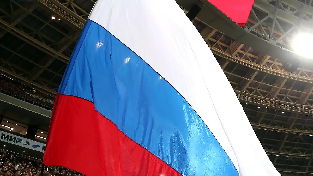 ARCHIV - 02.05.2022, Russland, Moskau: Fans schwenken eine Flagge von Russland im Stadion. Der Europäische Fußball-Verband UEFA hat 2022 mitgeteilt, Russland dürfe weder die Europameisterschaften 2028 noch die EM 2032 ausrichten. (zu dpa «UEFA: Russlands Bewerbung für Fußball-EM unzulässig») Foto: Steven Paston/PA Wire/dpa +++ dpa-Bildfunk +++