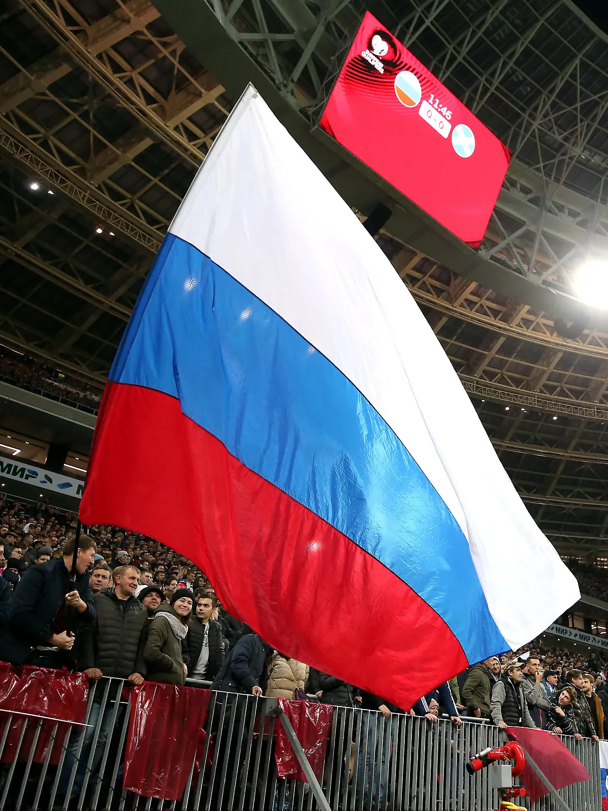 ARCHIV - 02.05.2022, Russland, Moskau: Fans schwenken eine Flagge von Russland im Stadion. Der Europäische Fußball-Verband UEFA hat 2022 mitgeteilt, Russland dürfe weder die Europameisterschaften 2028 noch die EM 2032 ausrichten. (zu dpa «UEFA: Russlands Bewerbung für Fußball-EM unzulässig») Foto: Steven Paston/PA Wire/dpa +++ dpa-Bildfunk +++