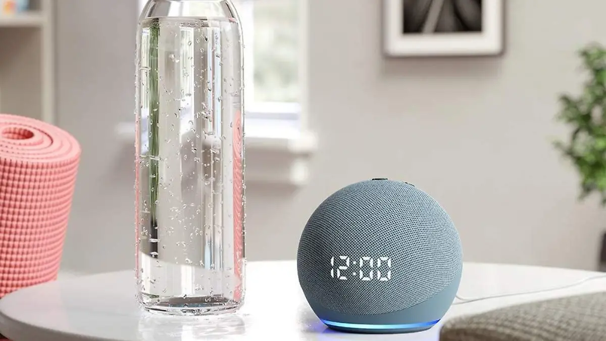 Alexa steht auf dem Tisch.