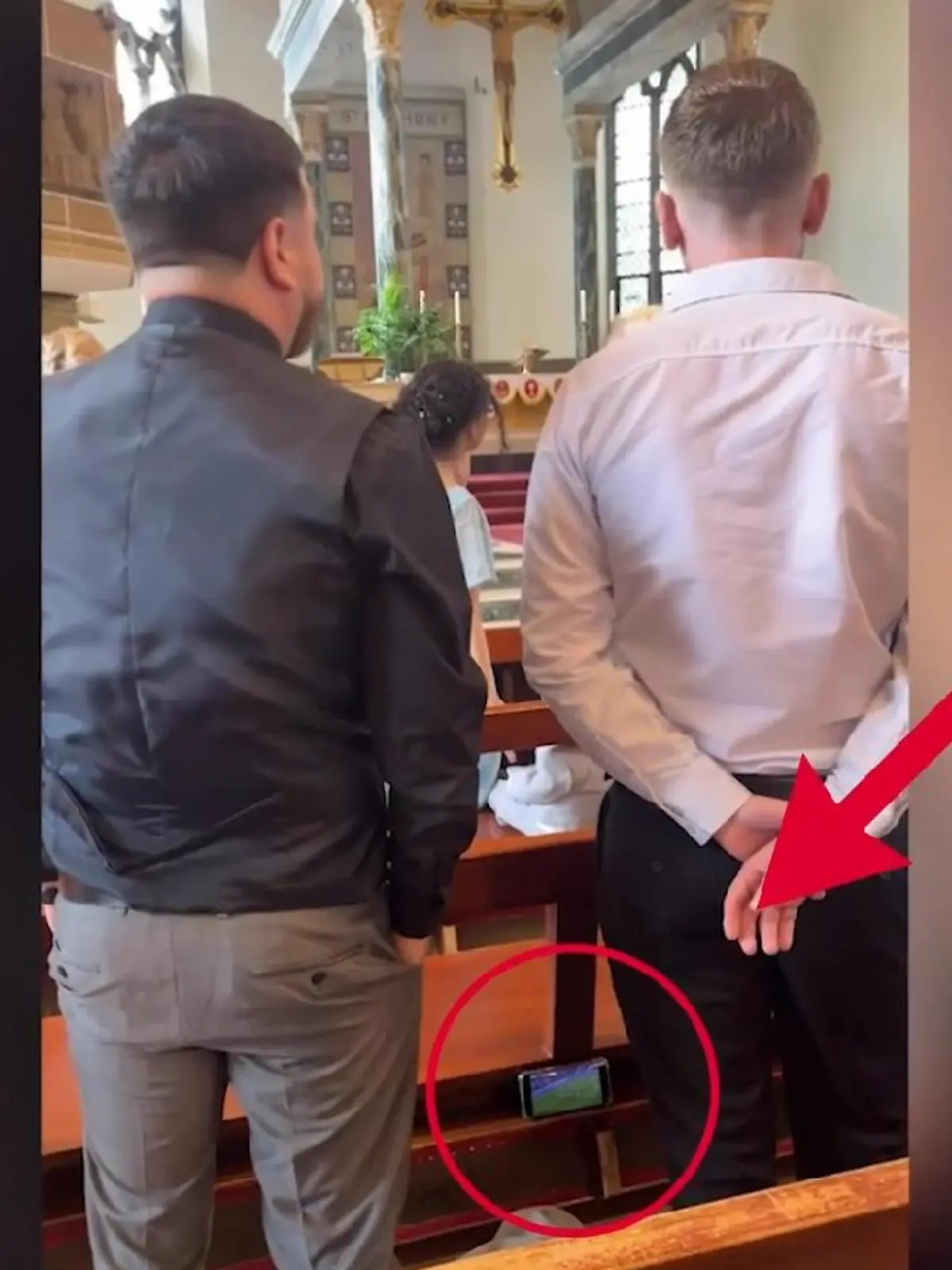 Bild zu: "Andere weinen, sie daddeln am Handy! Cousins haben nur DAFÜR Augen"
