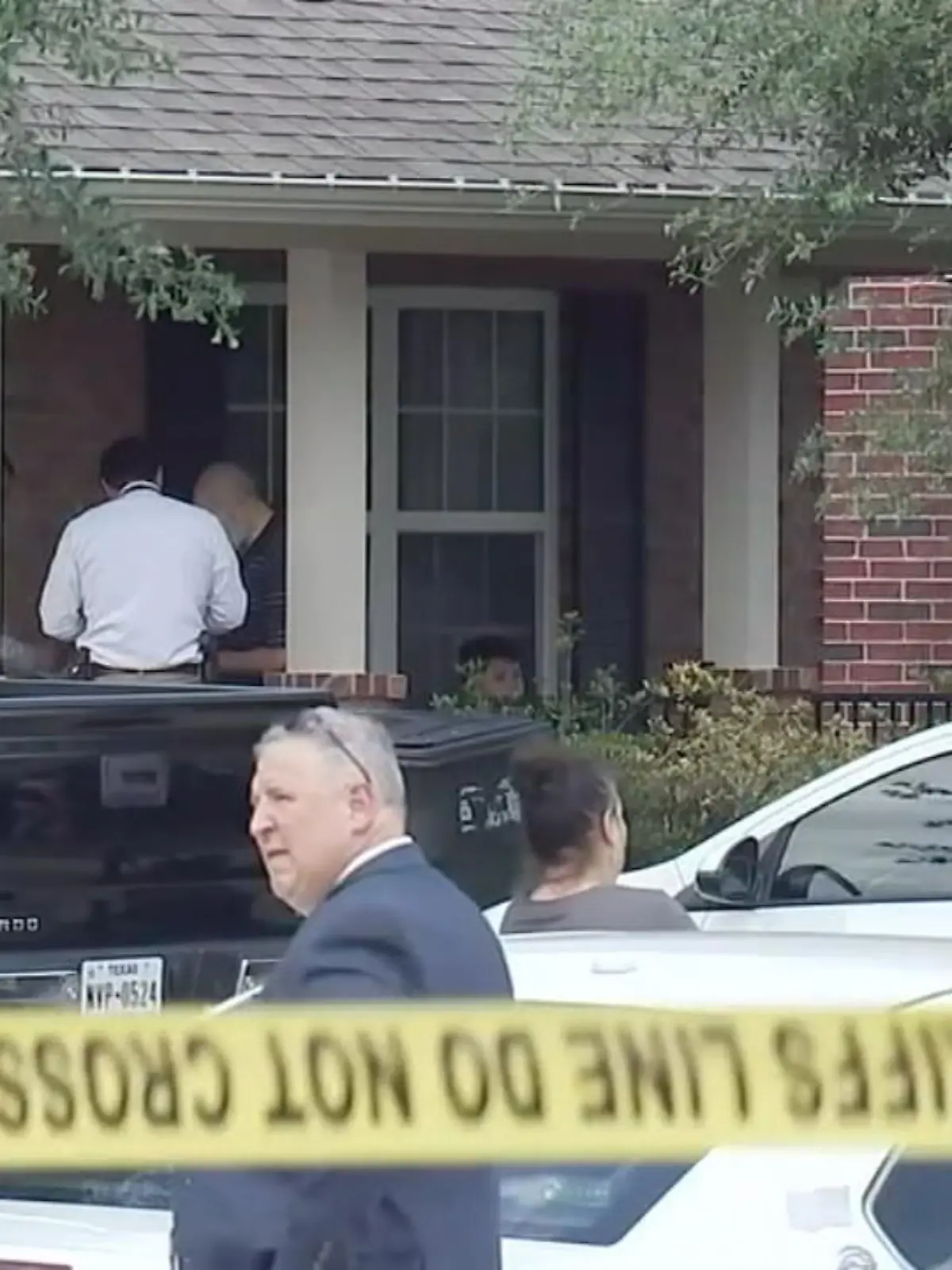 Im teaxanischen Houston hat ein Neunjähriger seinem vierjährigen Bruder in den Kopf geschossen. Das Opfer ist in einem kritischen Zustand. Ein Onkel brachte die Waffe ins Haus und ließ sie unbeaufsichtigt liegen. Die Staatsanwaltschaft ermittelt.