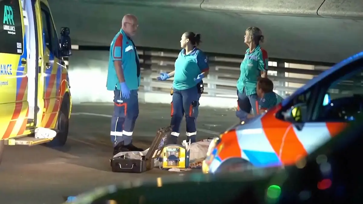 Rettungskräfte im Einsatz nach der Messerattacke in Rotterdam 