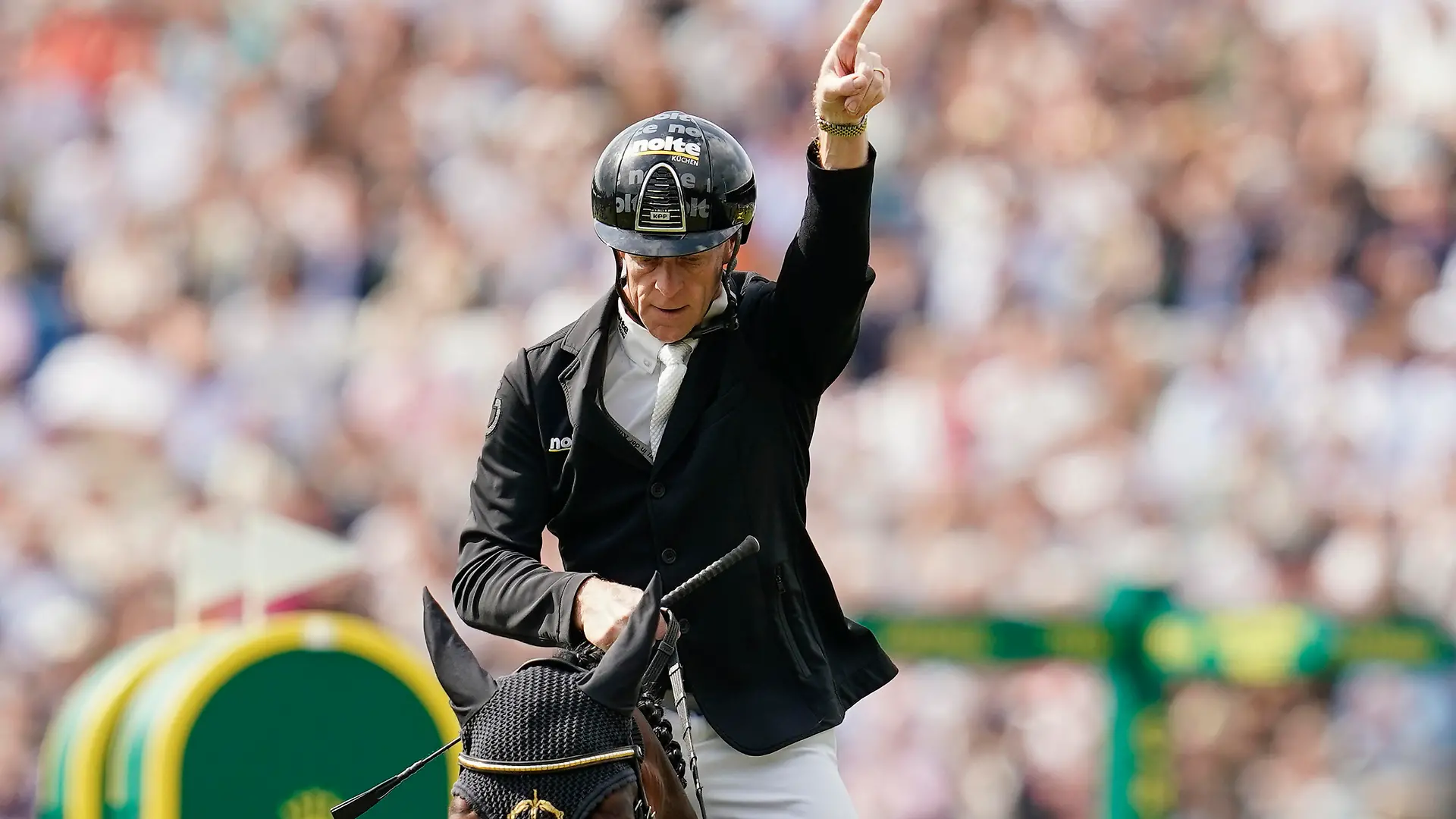 Pferdesport, Springen, CHIO, Großer Preis von Aachen. Der Springreiter Marcus Ehning aus Deutschland auf dem Pferd Stargold jubelt.