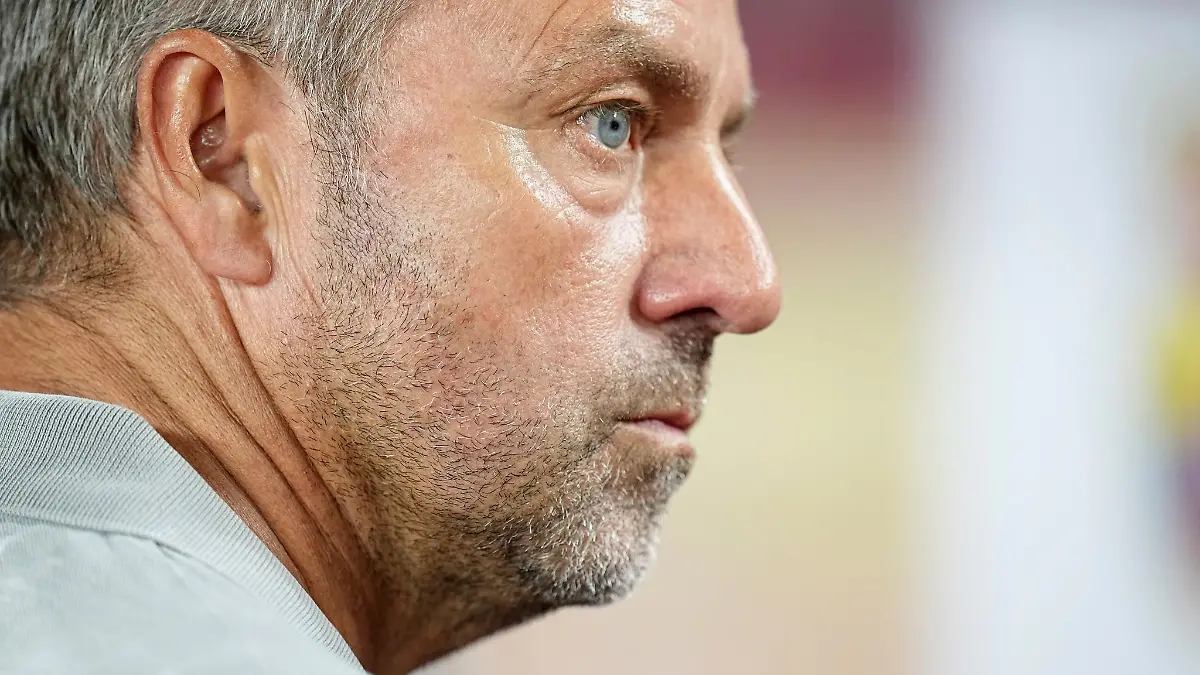 Hansi Flick musste im ersten Champions-League-Spiel mit Barcelona die erste Niederlage hinnehmen.