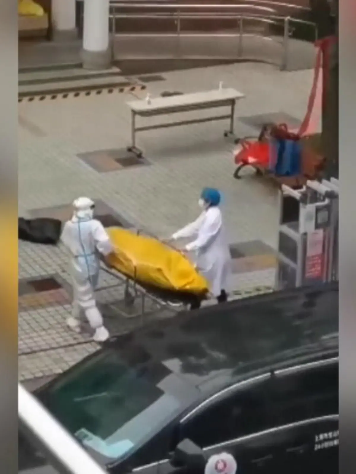 Dieser Corona-Fall aus Shanghai sorgt für Empörung: 
Ein Mann wird in einem Pflegeheim für Tod erklärt und in einen Leichensack gesteckt. 
Als der Mann ins Leichenhaus gebracht werden soll stellen die Mitarbeiter plötzlich fest: er lebt noch!