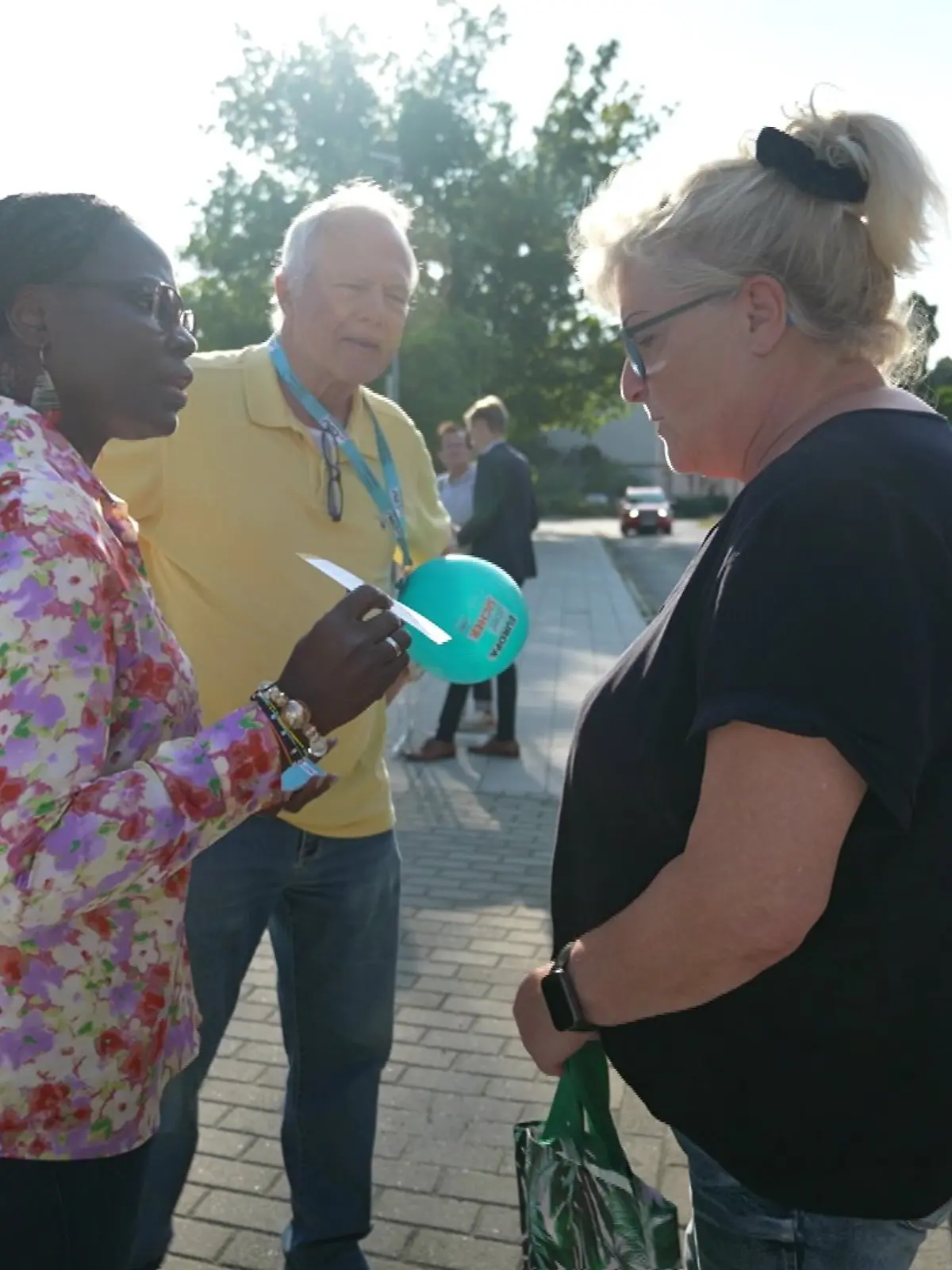 Adeline Abimnwi Awemo macht Wahlkampf für die CDU in Cottbus.