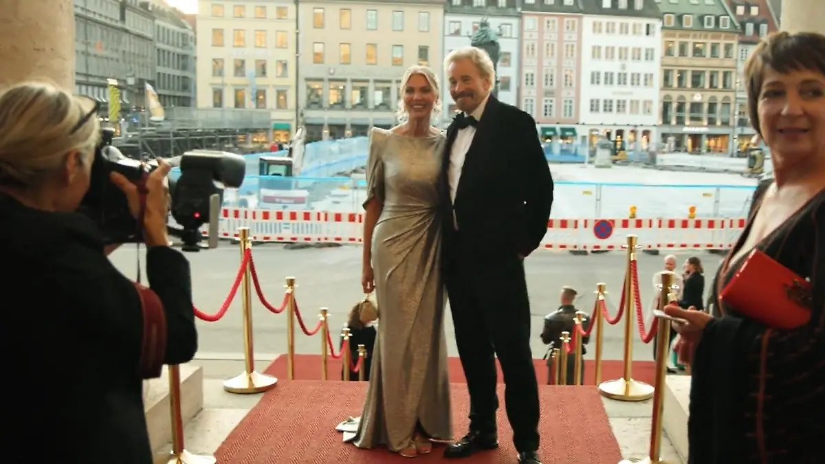 Das Ehepaar Gottschalk strahlt vor der Bayerischen Staatsoper nicht nur für die Fotografen
