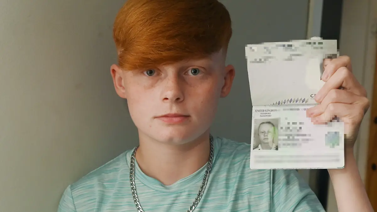 Caitlyn hält ihren Pass in die Kamera.