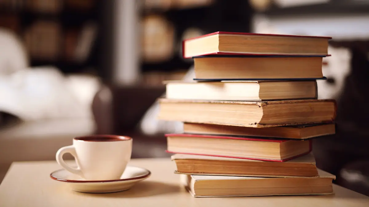 Bücherstapel und Kaffeetasse auf einem Tisch