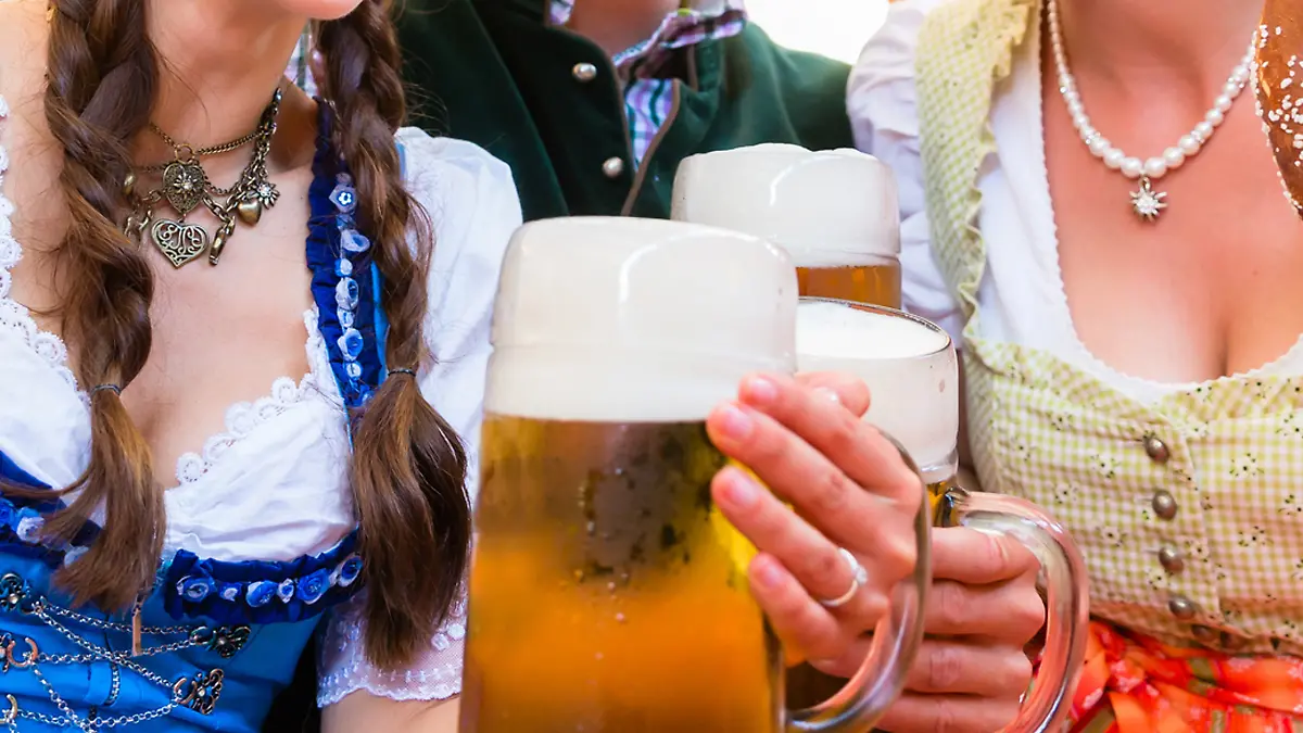 Frauen im Dirndl