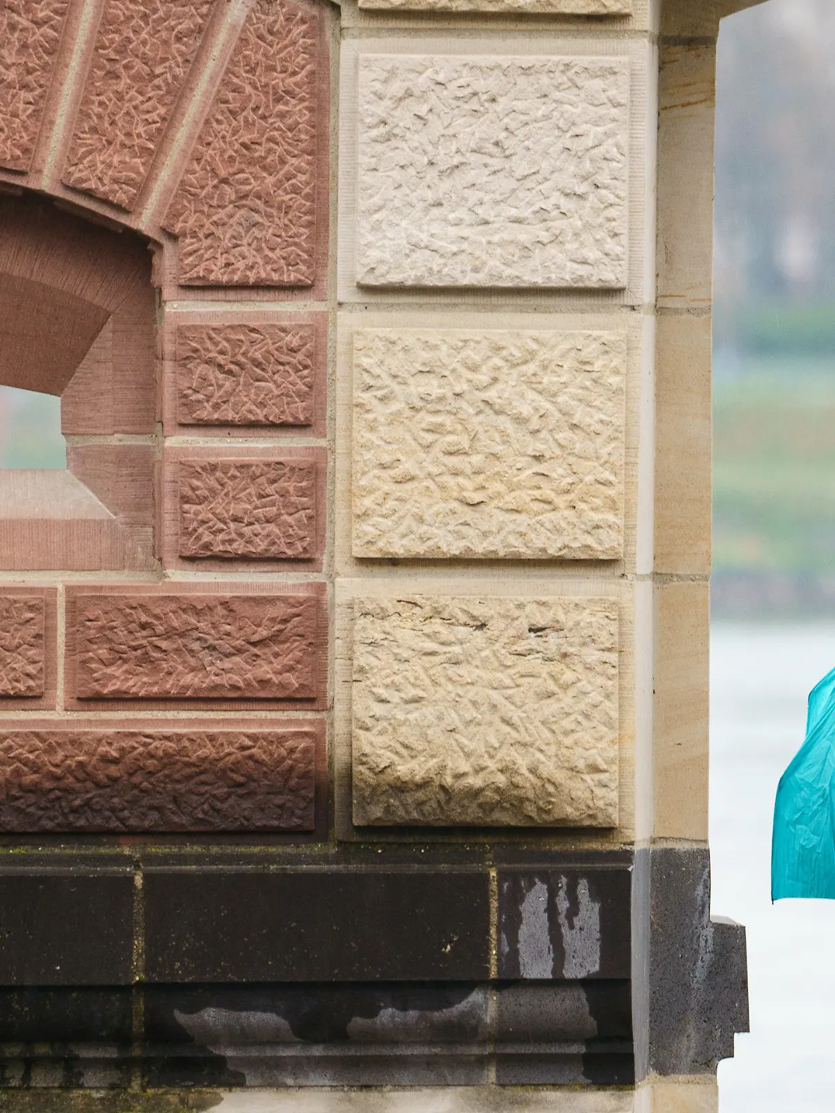 ARCHIV - 18.04.2021, Rheinland-Pfalz, Mainz: Eine Frau steht mit ihrem Regenschirm am Rheinufer. (zu dpa: «Kühles Herbstwetter in Rheinland-Pfalz und im Saarland») Foto: Andreas Arnold/dpa +++ dpa-Bildfunk +++