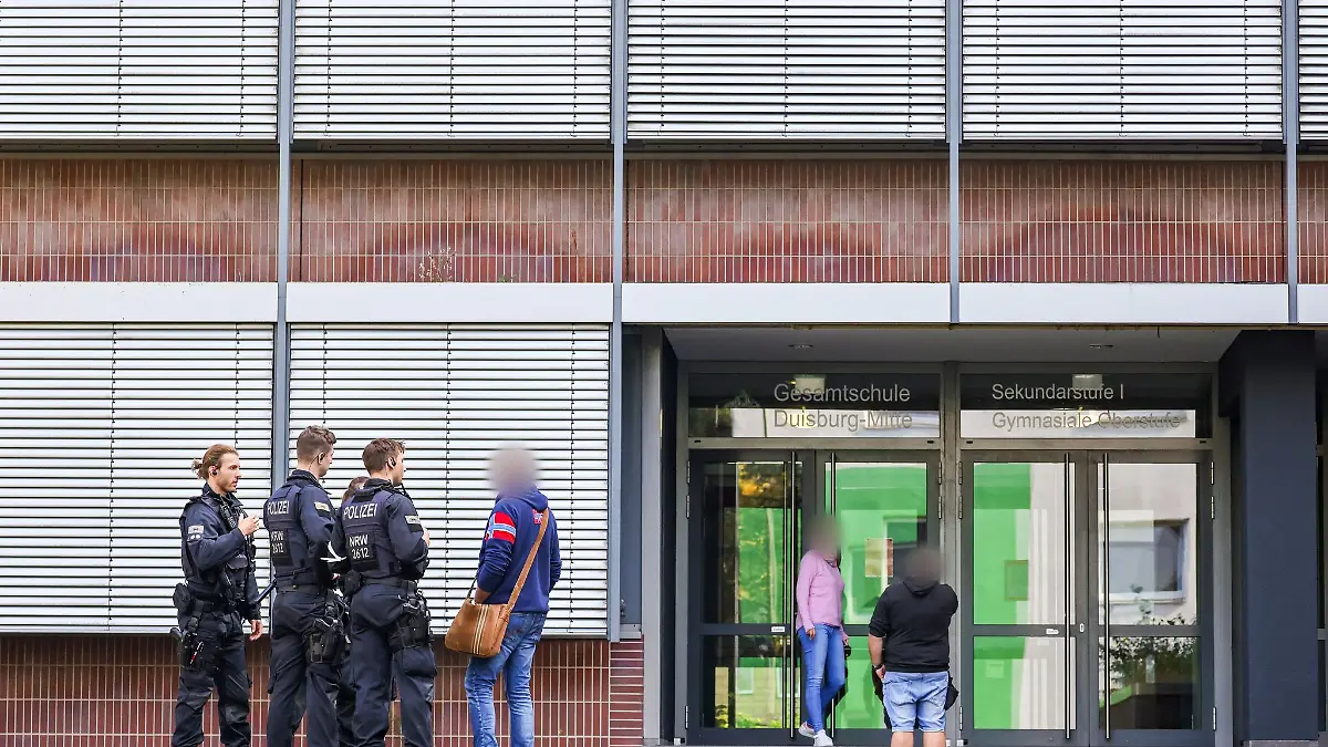 Die Schülerinnen und Schülern wurden von einem Bus nach Duisburg zurückgebracht.