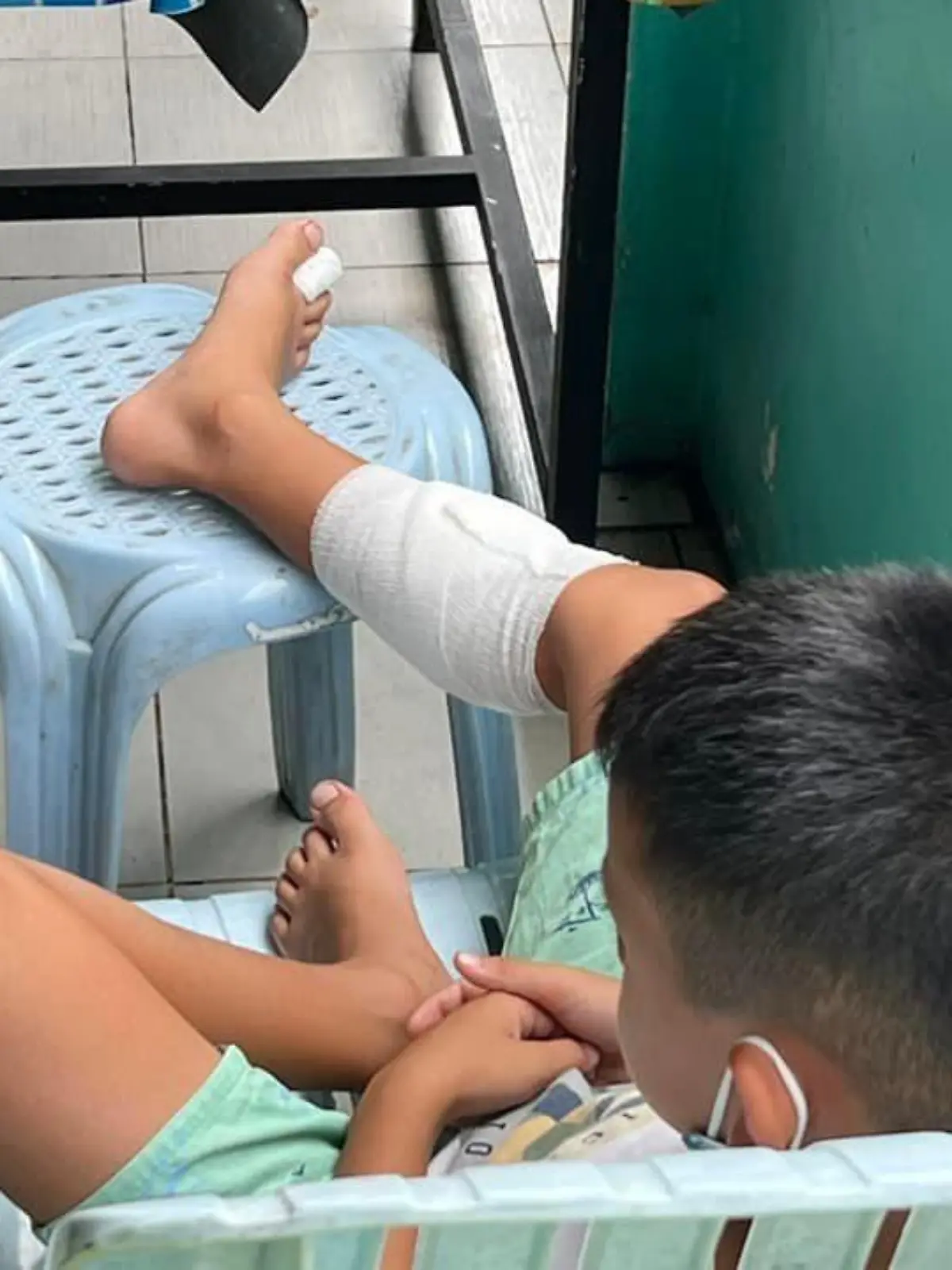 Der Junge wurde am Kamala Beach auf Phuket von einem Fisch ins Bein gebissen.