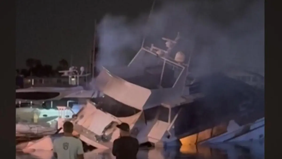 Luxe jacht vloog in vlammen op en zonk in US Harbor Munition and Woodworking