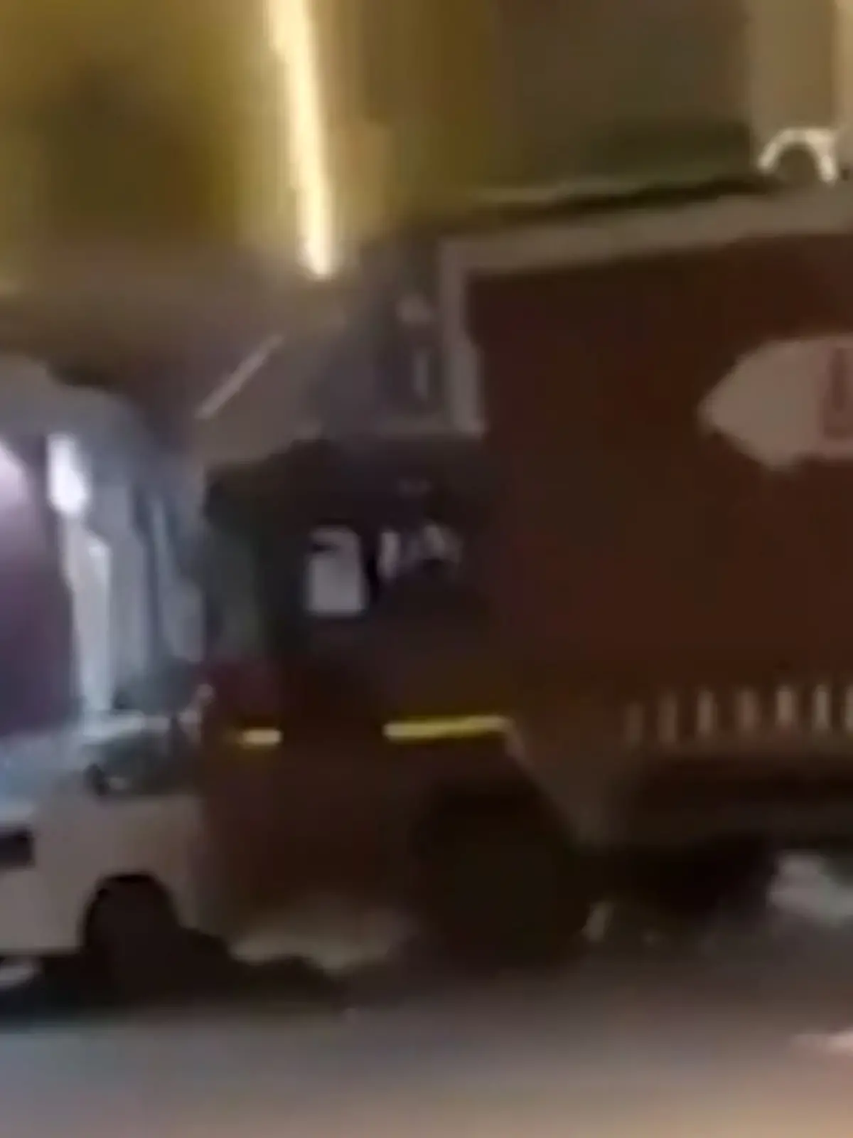 Der Lkw fährt vor dem Hotel in ein parkendes Auto hinein