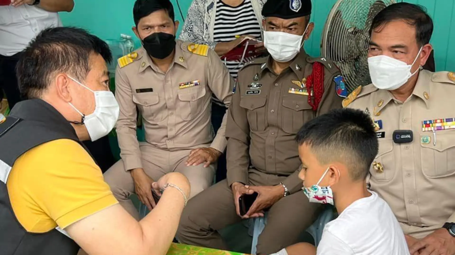 Der stellvertretende Gouverneur von Phuket Pichet Panapong (Mitte) besuchte den Achtjährigen nach seinem Biss am Kamala Beach.