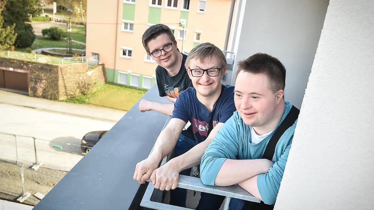 WG-Casting für die inklusive WG von den jungen Männern mit Downsyndrom (von Links)  Tim und Jakob und Yannik, und Diakonie Stetten