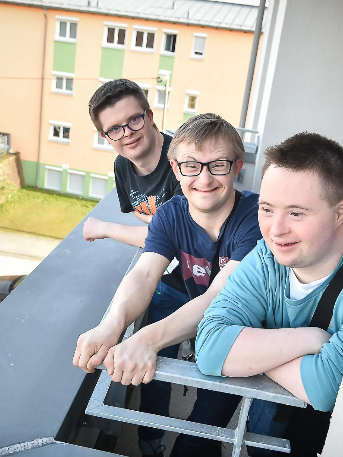 WG-Casting für die inklusive WG von den jungen Männern mit Downsyndrom (von Links)  Tim und Jakob und Yannik, und Diakonie Stetten