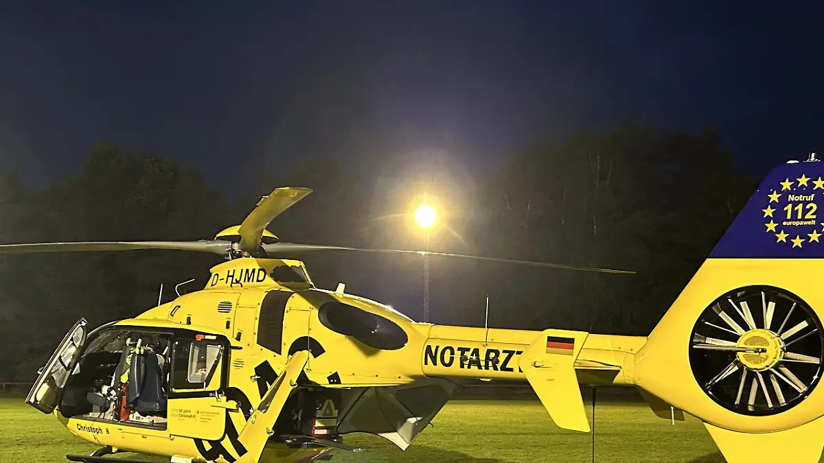 Der Rettungshubschrauber landete auf dem angrenzenden Fußballplatz. 