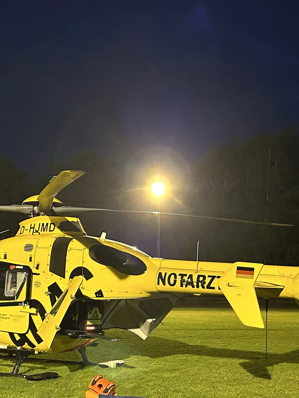 Der Rettungshubschrauber landete auf dem angrenzenden Fußballplatz. 