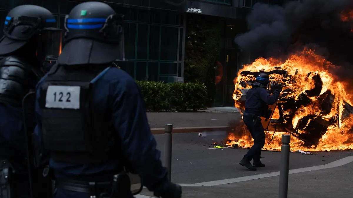 Une marche blanche s est elancee a Nanterre pres de la cite Pablo Picasso ce jeudi apres-midi. 
Plus de 6200 personnes etaient presentes pour rendre hommage a Nahel l adolescent de 17 ans, tue par un policier apres un refus d obtemperer. Des heurts ont eclate entre manifestants et policiers. Des manifestants brulent des voitures. 
Jeudi 29 juin 2023, Nanterre. France.//ACCORSINIJEANNE_VIOLENCE.SIPA.0043/Credit:JEANNE ACCORSINI/SIPA/2306300159