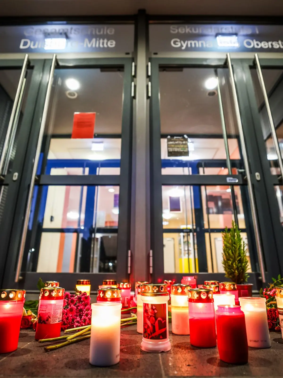 Bild zu: "Trauerfeier für zwei tote Schülerinnen in Duisburg"
